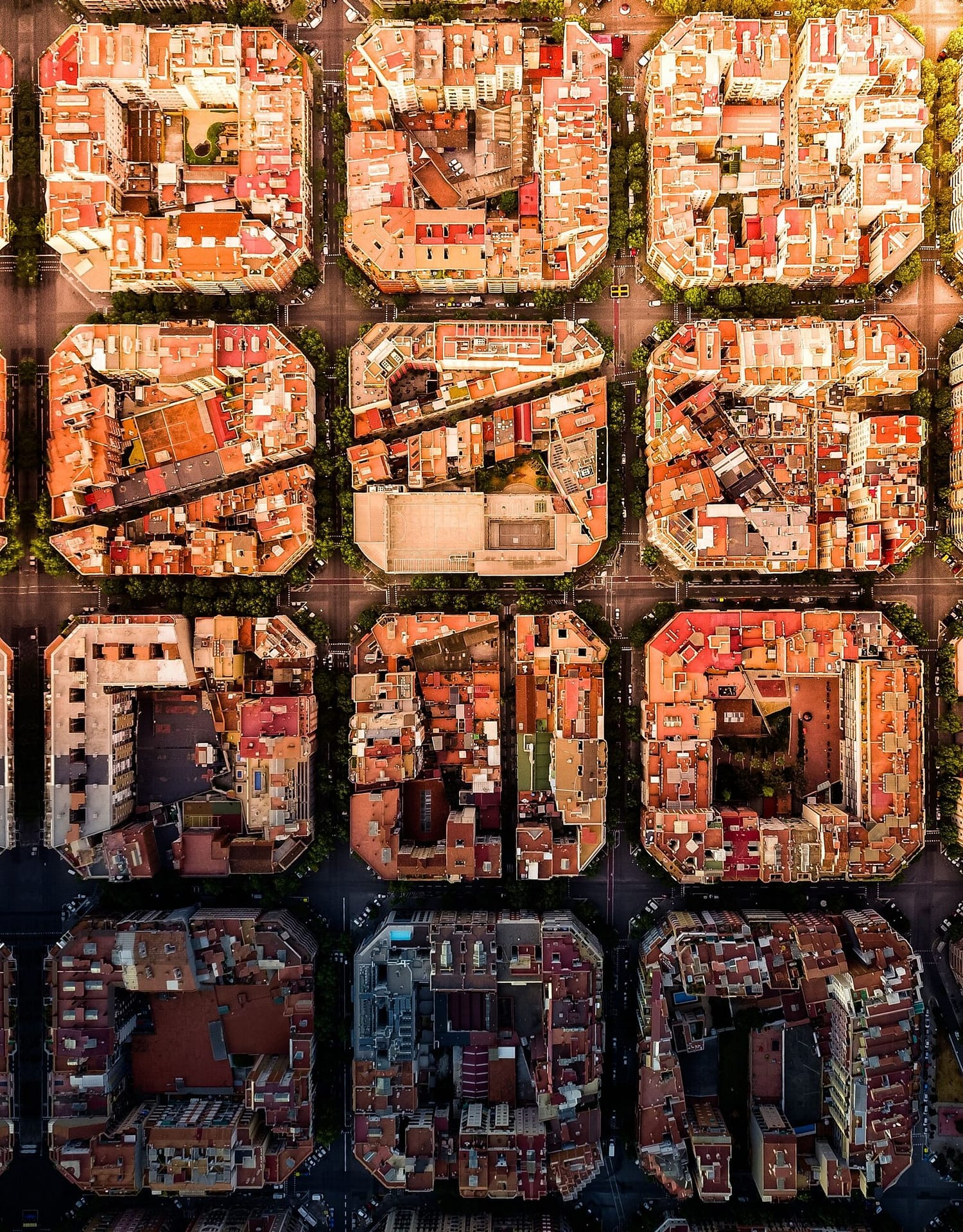 Vista aèria de Barcelona amb la sortida cap a les muntanyes per a una escapada de cap de setmana